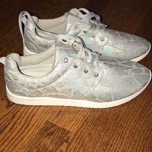 NWOT Gianni Bini Snake skin canvas shoes!